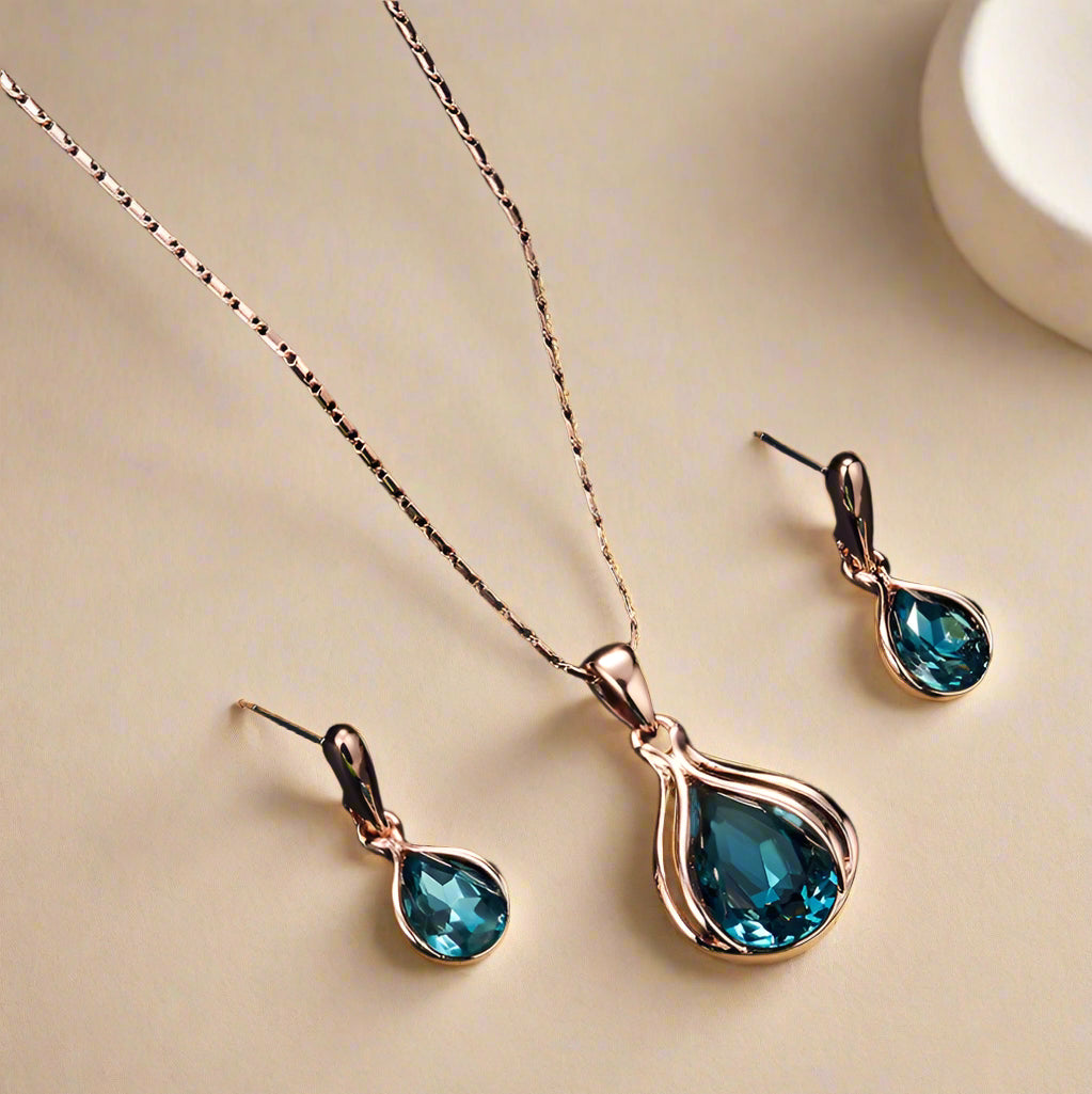 ADELIA™ SÆT | Halskæde & Øreringe med Dråbevedhæng