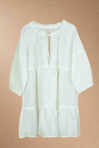 Liv | BLUSE Broderet lethed + strandens elegance