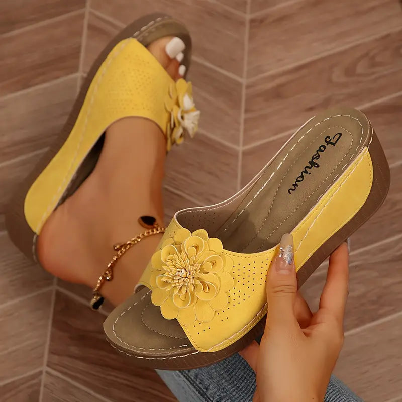 Indy™ | Stilfulde Blomstrede Slip-On Kilesandaler