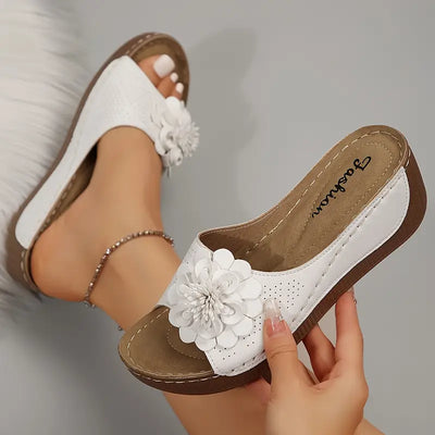Indy™ | Stilfulde Blomstrede Slip-On Kilesandaler