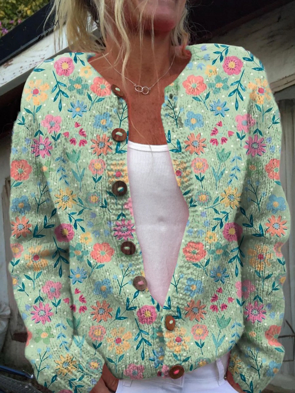 Sommerlig cardigan med blomsterprint og knapper