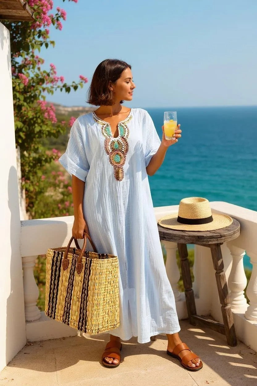 SAGA KJOLE | Lang kjole med decoteret hals og sideslidser