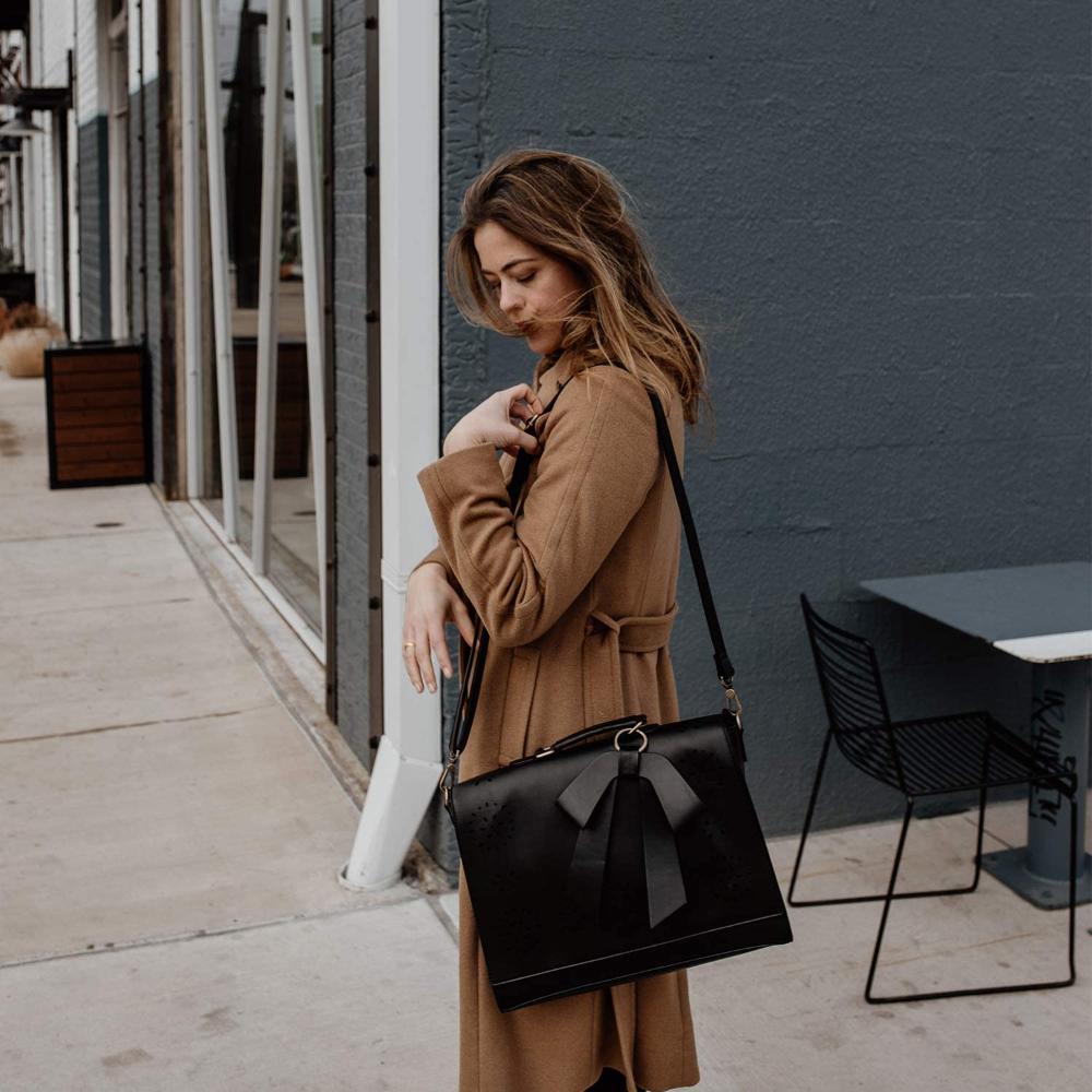 BERNADETTE™ – TASKE MED BLOMSTERDESIGN OG DEKORATIV SLØJFE