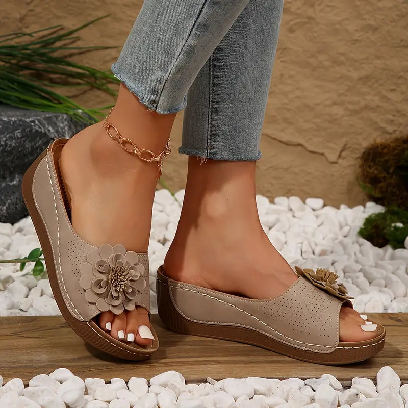 Indy™ | Stilfulde Blomstrede Slip-On Kilesandaler