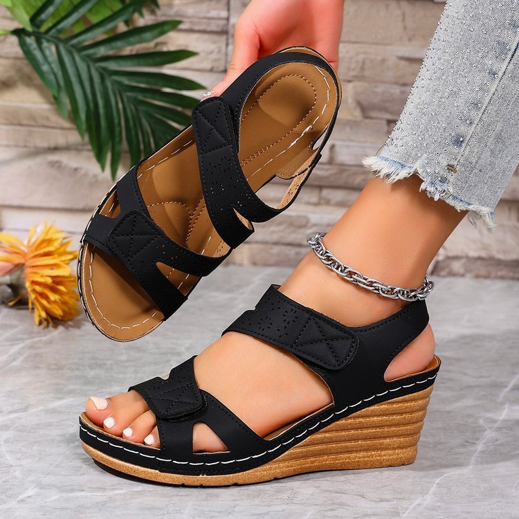 Signe™ – Ortopædiske kilehælsandaler med velcrolukning